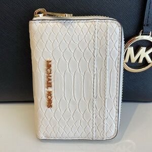 Michael Kors Women Medium Zip Around Card Case Coin Pouch Wallet Light Cream
NWT